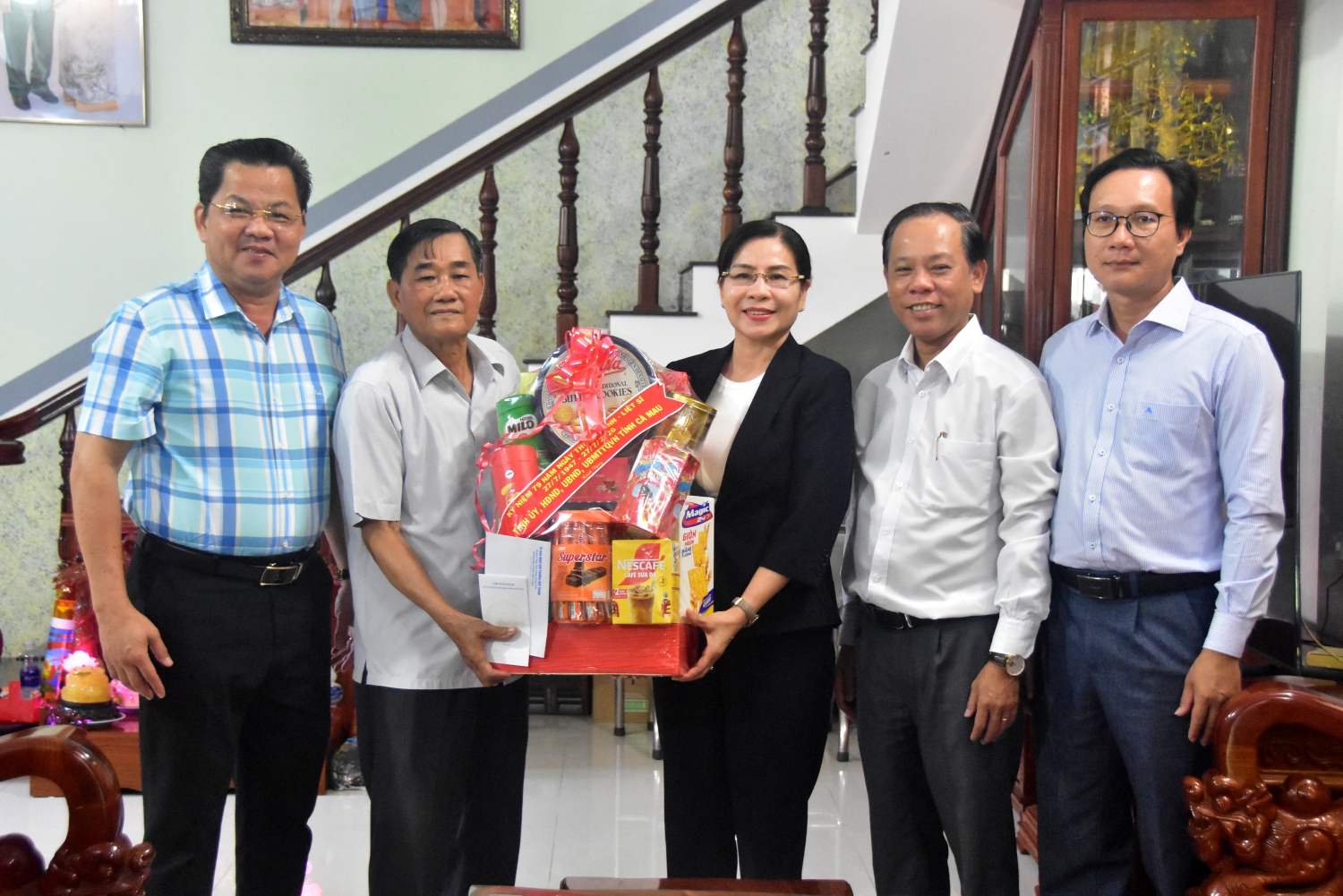 Lãnh đạo tỉnh thăm, tặng quà gia đình chính sách, người có công tại phường Hiệp Thành và xã Tân Thuận