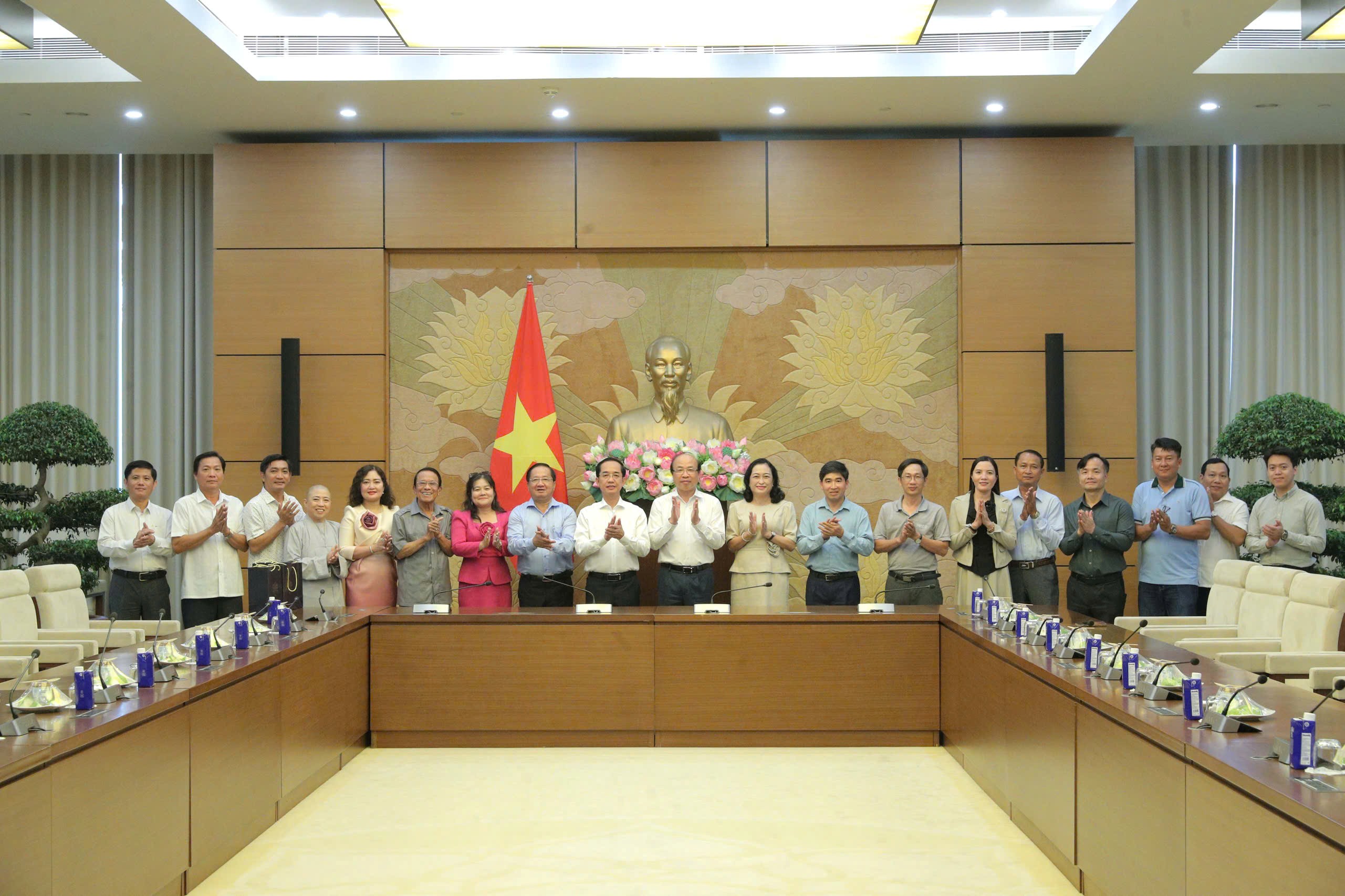 Đại biểu Quốc hội Đoàn Cà Mau gặp gỡ, đón tiếp Đoàn đại biểu MTTQ Việt Nam tỉnh Cà Mau tại Nhà Quốc hội