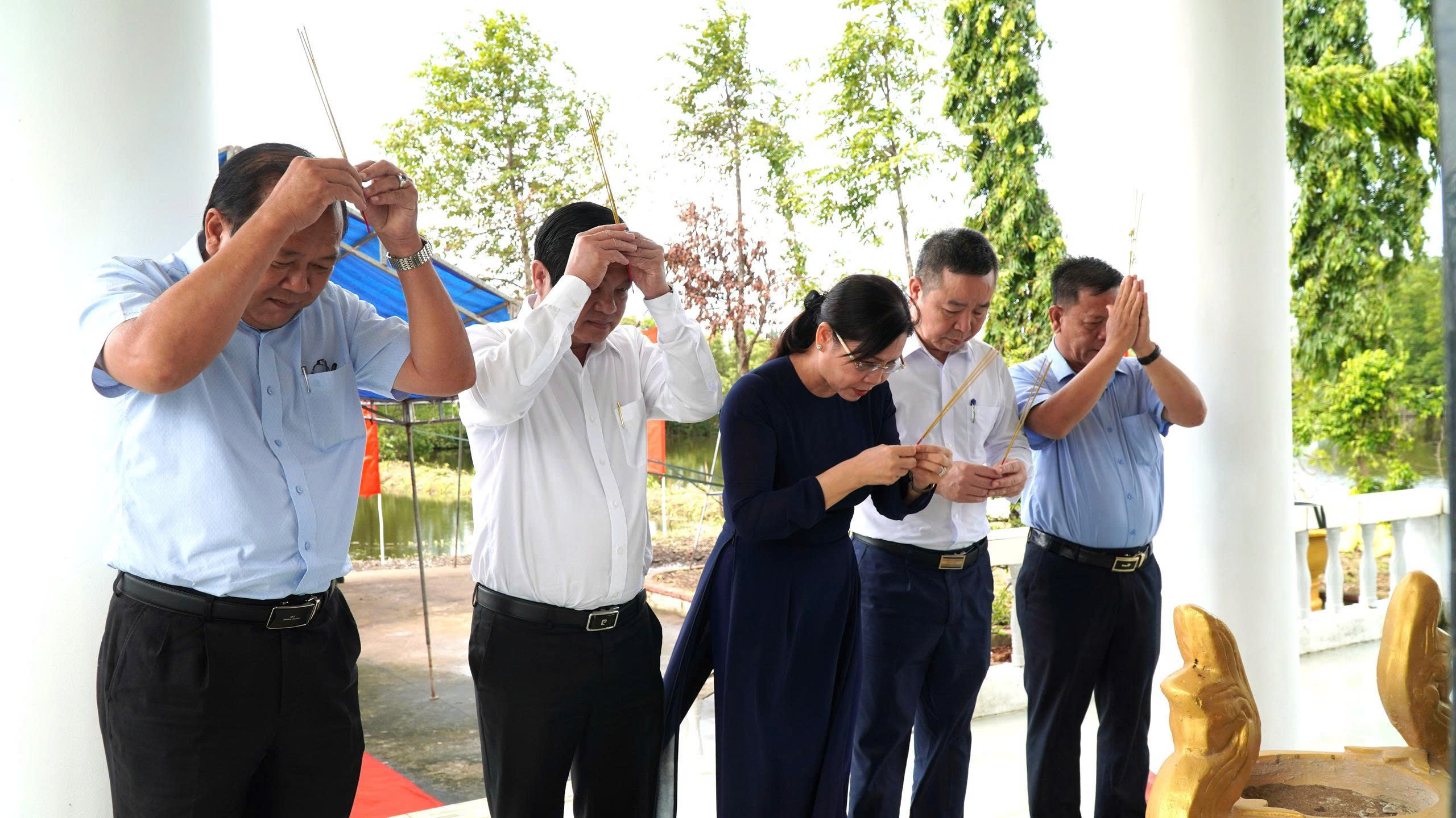 Phó Chủ tịch Thường trực Hội đồng nhân dân tỉnh Lê Thị Nhung, dự Lễ khởi công xây dựng Nhà Bia tưởng niệm các Anh hùng liệt sĩ  Trung đoàn 10, Sư đoàn 4, Quân khu 9