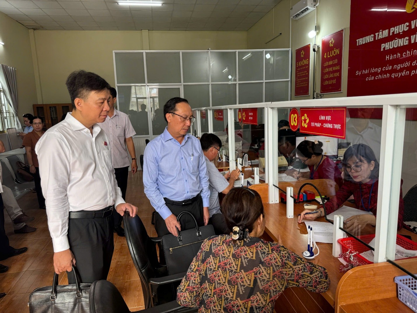 Đoàn đại biểu Quốc hội tỉnh khảo sát việc thực hiện mô hình chính quyền  địa phương 2 cấp tại phường Vĩnh Trạch và phường Hiệp Thành