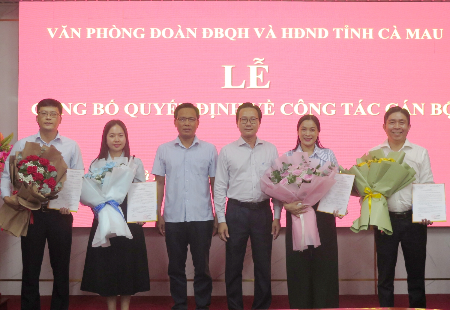 Văn phòng Đoàn đại biểu Quốc hội và Hội đồng nhân dân tỉnh công bố quyết định bổ nhiệm công chức cấp phòng