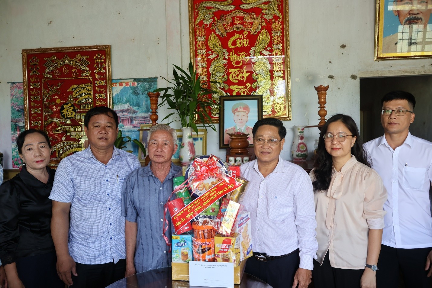 Thăm, tặng quà gia đình chính sách trên địa bàn xã Hồ Thị Kỷ