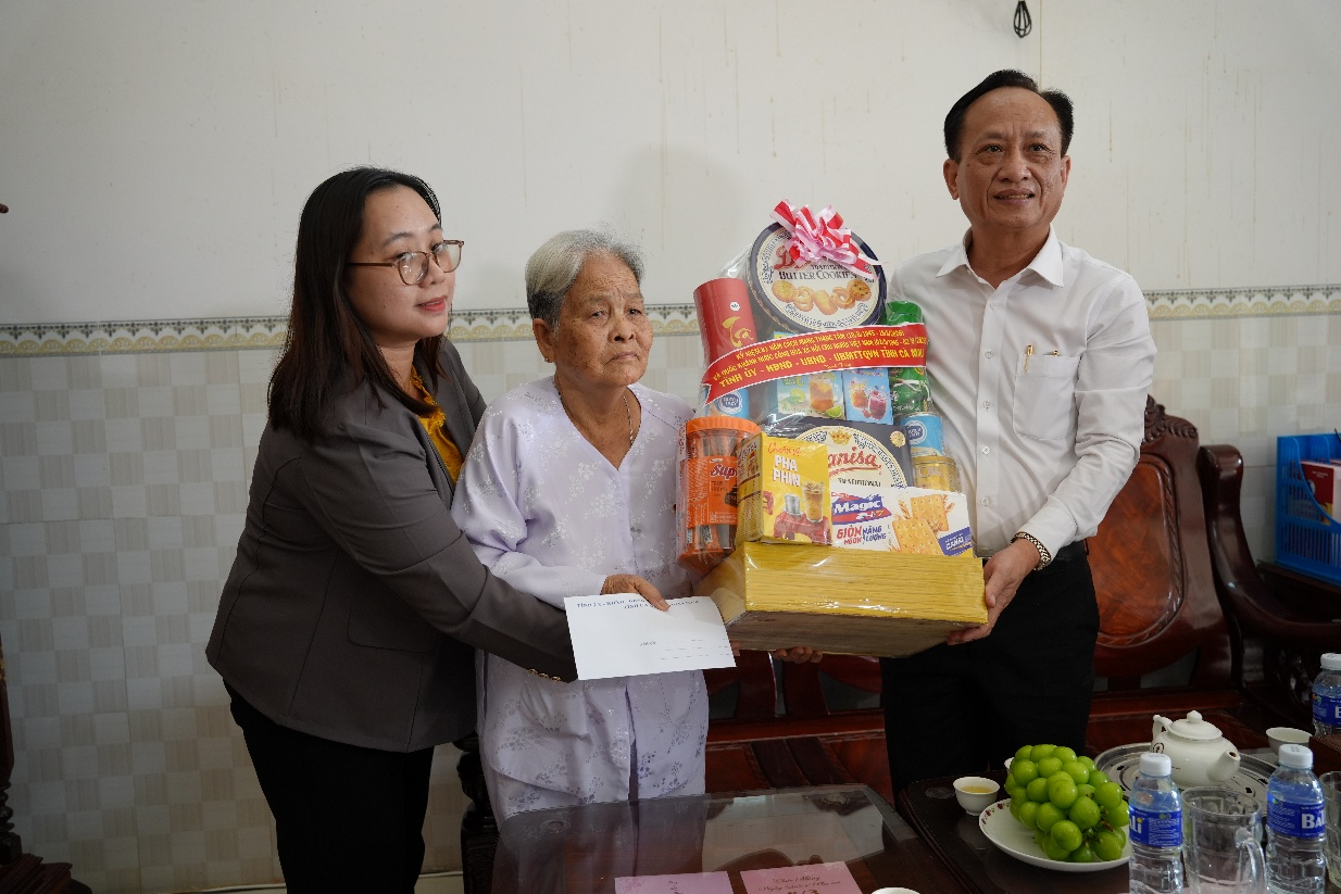 Phó Bí thư Tỉnh ủy, Chủ tịch HĐND tỉnh Phạm Văn Thiều  thăm, tặng quà gia đình chính sách tại phường Bạc Liêu