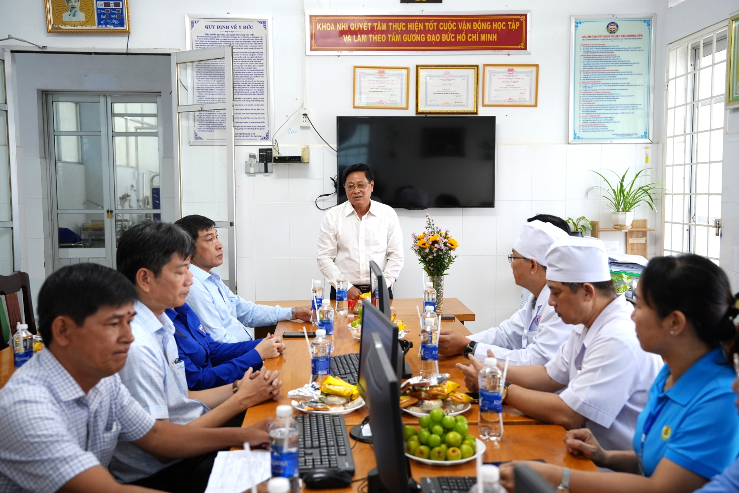 Đồng chí Bùi Tấn Bảy thăm, tặng quà trẻ em  nhân dịp Tết Trung thu năm 2026