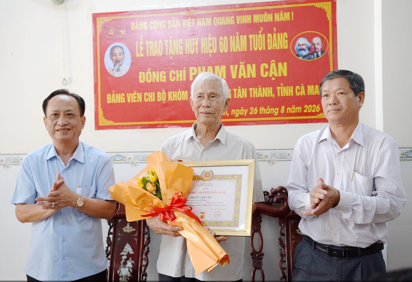 Đồng chí Phạm Văn Thiều, Phó Bí thư Tỉnh ủy, Chủ tịch HĐND tỉnh  trao Huy hiệu Đảng cho các đảng viên cao niên tại phường Tân Thành
