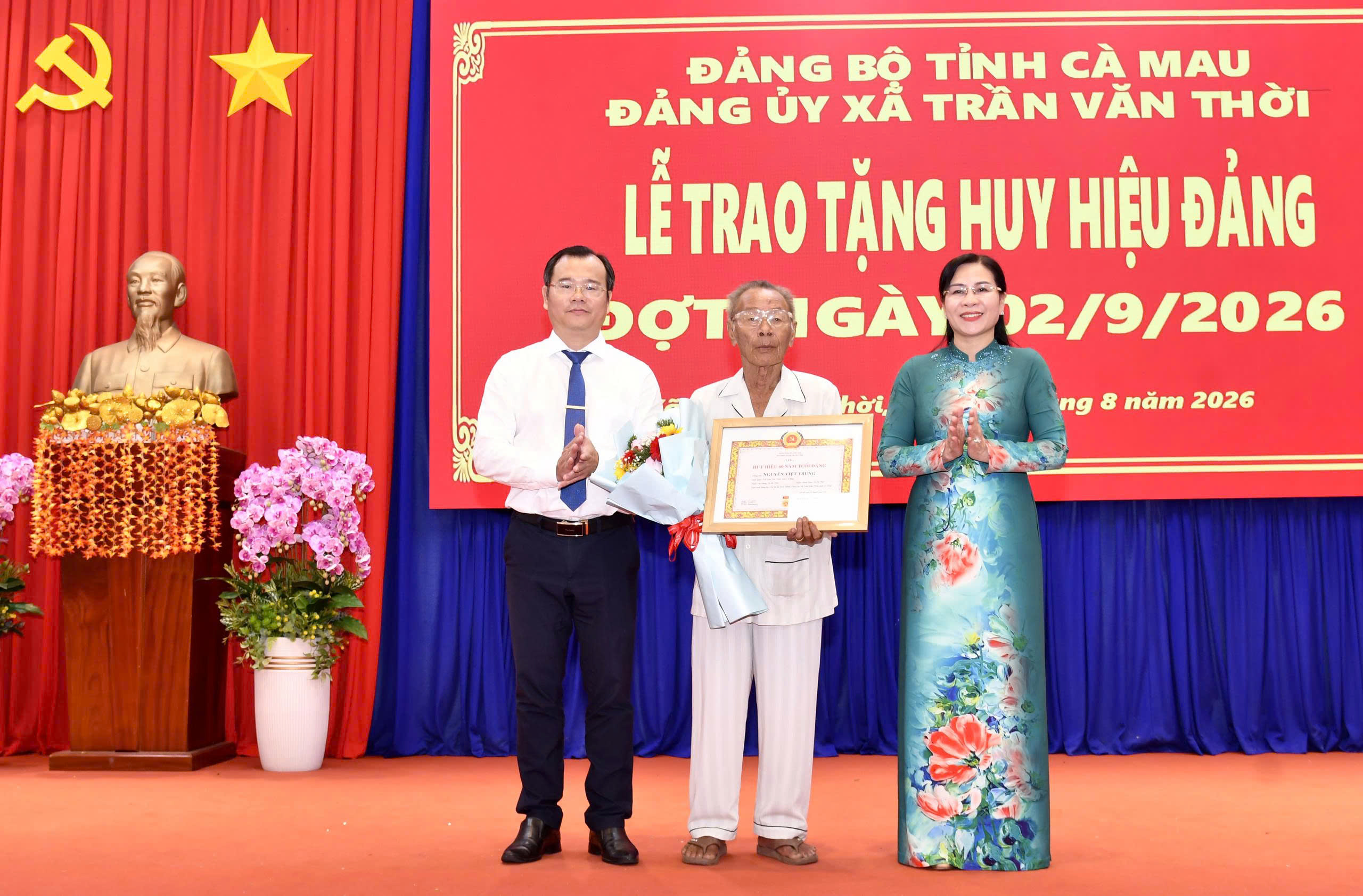 Ủy viên Ban Thường vụ Tỉnh ủy, Phó Chủ tịch Thường trực Hội đồng nhân dân tỉnh Lê Thị Nhung trao Huy hiệu Đảng tại xã Trần Văn Thời  ​