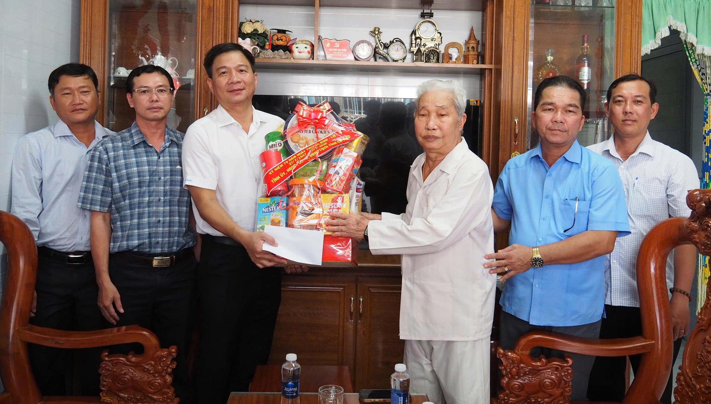 Phó Trưởng Đoàn đại biểu Quốc hội tỉnh thăm, tặng quà cho người có công, thân nhân liệt sĩ tiêu biểu xã Phú Tân