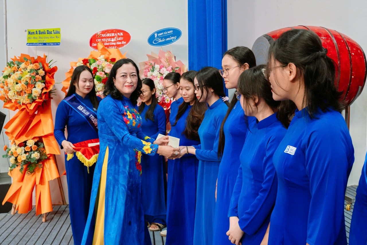 Đoàn đại biểu Quốc hội tỉnh Cà Mau trao 400 suất quà tiếp sức học sinh, sinh viên dân tộc Khmer và học sinh có hoàn cảnh khó khăn nhân dịp khai giảng năm học mới